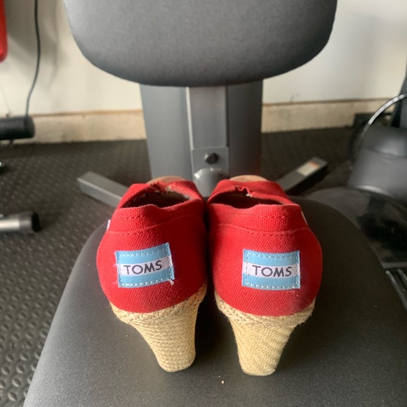 Toms red wedge 6.5 in Great used Condition - Picture 4 of 5